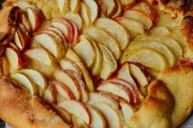 Ev yapımı organik elma pasta tatlı yemeye hazır. elma pasta üzerinde ta