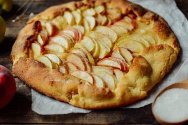Ev yapımı organik elma pasta tatlı yemeye hazır. elma pasta üzerinde ta