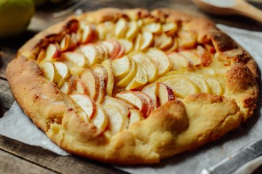 Ev yapımı organik elma pasta tatlı yemeye hazır. elma pasta üzerinde ta