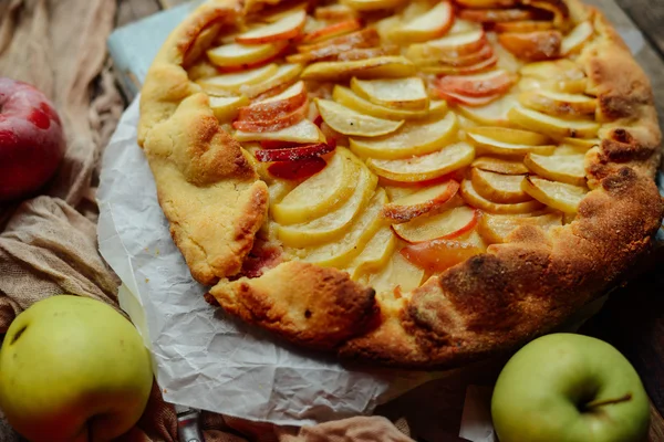 Tarta de manzana orgánica casera Postre listo para comer. tarta de manzana en ta — Foto de Stock