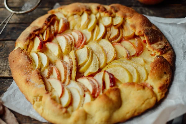 Sobremesa de torta de maçã orgânica caseira pronta para comer. torta de maçã em ta — Fotografia de Stock
