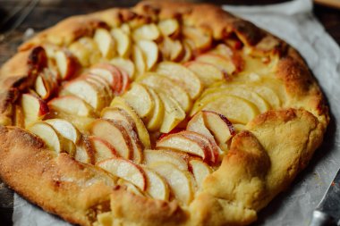 Ev yapımı organik elma pasta tatlı yemeye hazır. elma pasta üzerinde ta