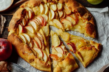 Ev yapımı organik elma pasta tatlı yemeye hazır. elma pasta üzerinde ta