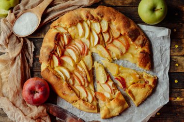 Ev yapımı organik elma pasta tatlı yemeye hazır. elma pasta üzerinde ta