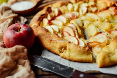 Ev yapımı organik elma pasta tatlı yemeye hazır. elma pasta üzerinde ta