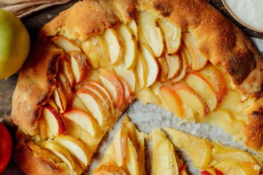 Ev yapımı organik elma pasta tatlı yemeye hazır. elma pasta üzerinde ta