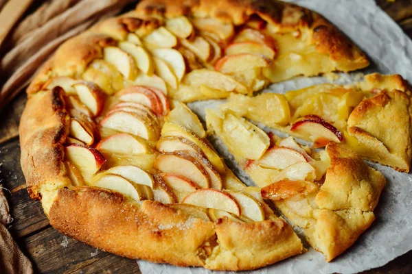 Hemmagjord ekologisk äppelpaj Dessert redo att äta. äppelpaj på ta — Stockfoto