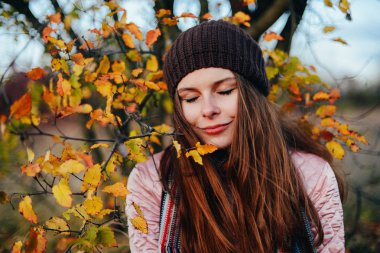Closeup açık havada muhteşem genç beyaz bir kadın portresi. o