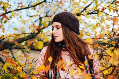 Closeup açık havada muhteşem genç beyaz bir kadın portresi. o