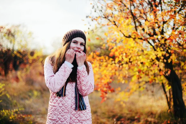 Közelkép a szabadban portréja gyönyörű fiatal kaukázusi nő. o — Stock Fotó