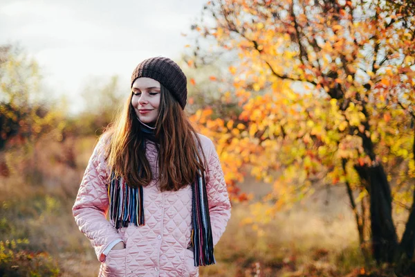 Nahaufnahme im Freien Porträt einer wunderschönen jungen kaukasischen Frau. o — Stockfoto