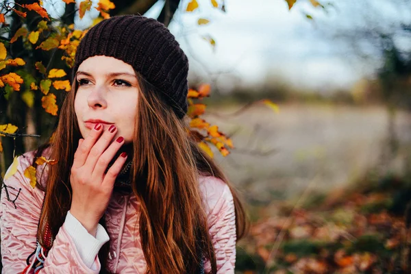 Primer plano al aire libre retrato de la hermosa joven mujer caucásica. o — Foto de Stock