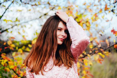Closeup açık havada muhteşem genç beyaz bir kadın portresi. o