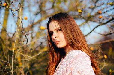 Closeup açık havada muhteşem genç beyaz bir kadın portresi. o