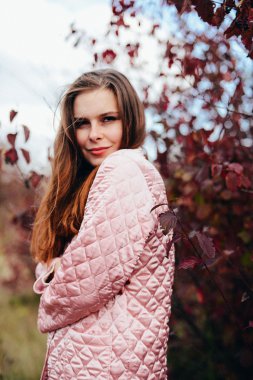 Closeup açık havada muhteşem genç beyaz bir kadın portresi. o