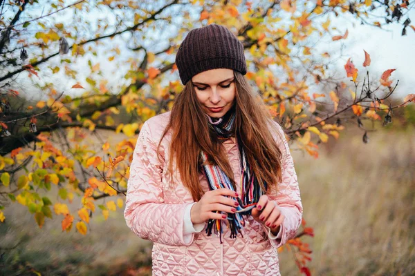 Primer plano al aire libre retrato de la hermosa joven mujer caucásica. o — Foto de Stock