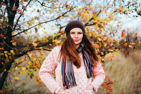 Primer plano al aire libre retrato de la hermosa joven mujer caucásica. o — Foto de Stock