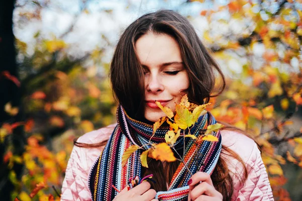 Közelkép a szabadban portréja gyönyörű fiatal kaukázusi nő. o — Stock Fotó