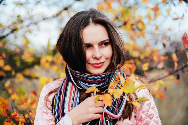 Zbliżenie na zewnątrz portret przepiękny młody kaukaski kobieta. o — Zdjęcie stockowe