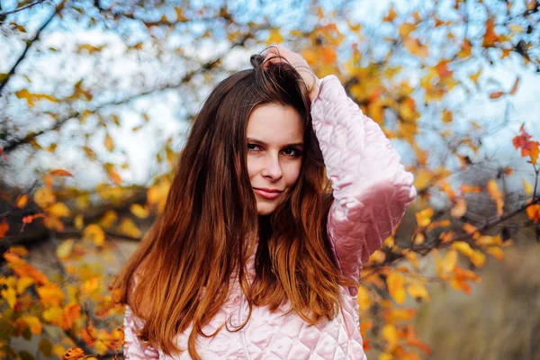 Nahaufnahme im Freien Porträt einer wunderschönen jungen kaukasischen Frau. o — Stockfoto