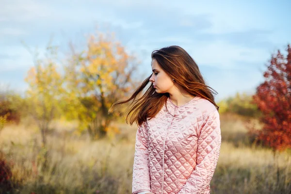 Primer plano al aire libre retrato de la hermosa joven mujer caucásica. o — Foto de Stock