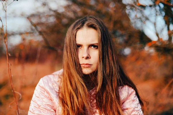 Primer plano al aire libre retrato de la hermosa joven mujer caucásica. o — Foto de Stock