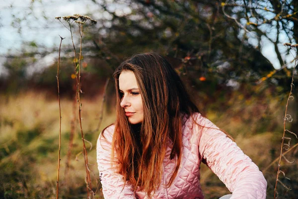 Primer plano al aire libre retrato de la hermosa joven mujer caucásica. o — Foto de Stock