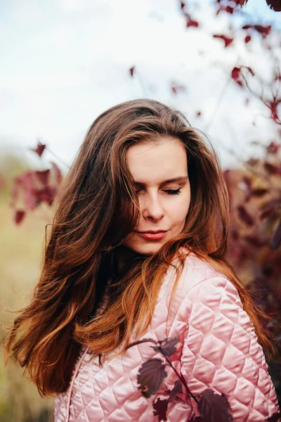 Close-up ao ar livre retrato de linda jovem mulher caucasiana. o — Fotografia de Stock