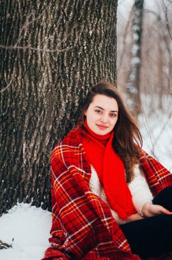 Kadın portre açık havada ciddi ifade. Dışarıda genç kadın