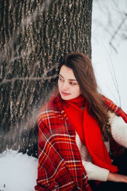 Kadın portre açık havada ciddi ifade. Dışarıda genç kadın
