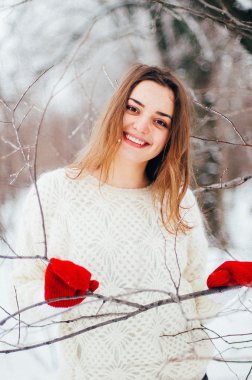 Kadın portre açık havada ciddi ifade. Dışarıda genç kadın