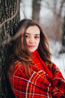 Kadın portre açık havada ciddi ifade. Dışarıda genç kadın