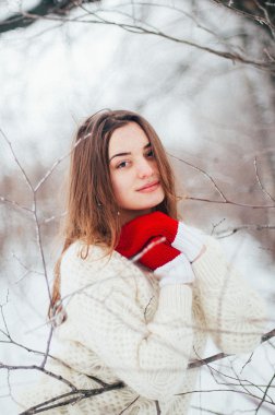 Kadın portre açık havada ciddi ifade. Dışarıda genç kadın