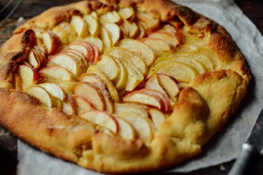 Ev yapımı organik elma pasta tatlı yemeye hazır. elma pasta üzerinde ta