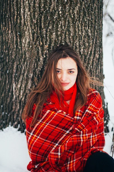 Retrato femenino al aire libre expresión seria. Mujer joven afuera — Foto de Stock