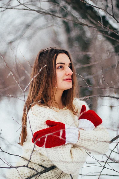 Retrato feminino ao ar livre expressão séria. Jovem mulher lá fora — Fotografia de Stock