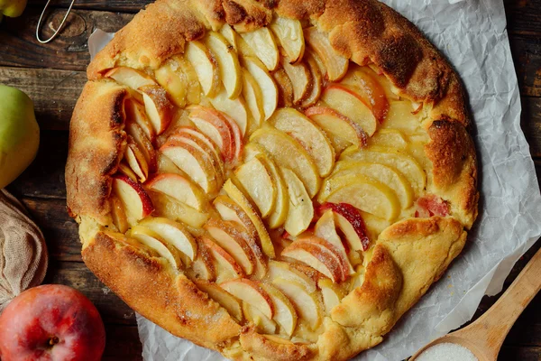 Tarta de manzana orgánica casera Postre listo para comer. tarta de manzana en ta — Foto de Stock