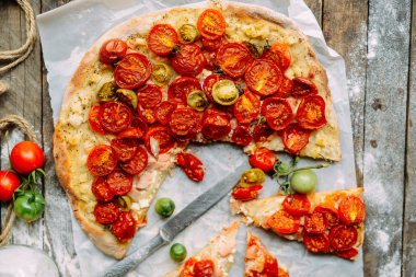 Pizza domates, soğancık ve taze otlar. Kiraz domates ahşap