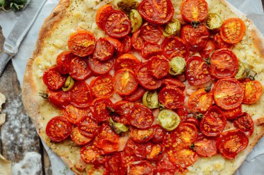 Pizza domates, soğancık ve taze otlar. Kiraz domates ahşap