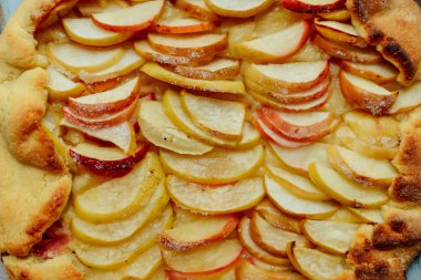 Ev yapımı organik elma pasta tatlı yemeye hazır. elma pasta üzerinde ta