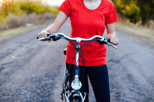 Detalhe de uma bicicleta. Mulheres pilotos em bicicletas de montanha através do — Fotografia de Stock