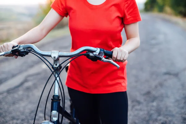 Detalhe de uma bicicleta. Mulheres pilotos em bicicletas de montanha através do — Fotografia de Stock