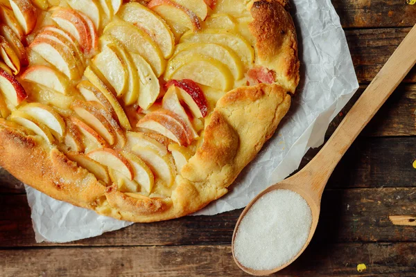 Hemmagjord ekologisk äppelpaj Dessert redo att äta. äppelpaj på ta — Stockfoto