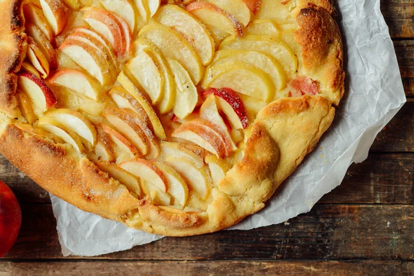 Домашній органічний яблучний пиріг Десерт готовий до їжі. яблучний пиріг на та — стокове фото