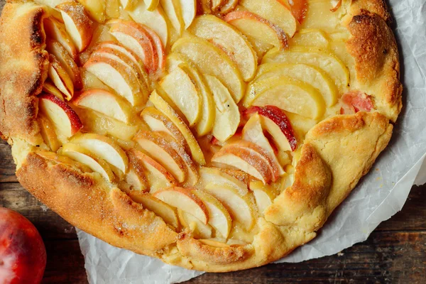 Sobremesa de torta de maçã orgânica caseira pronta para comer. torta de maçã em ta — Fotografia de Stock