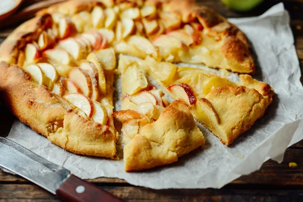 Домашній органічний яблучний пиріг Десерт готовий до їжі. яблучний пиріг на та — стокове фото