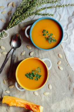 Kabak püresi ve kabaklar siyah ahşap masa üzerinde. Plaka pumpk