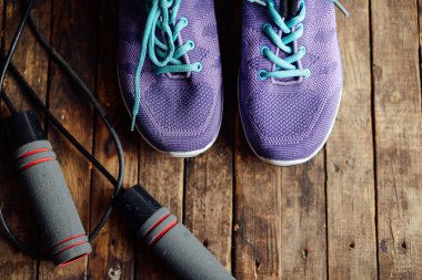  spor için ahşap masa, closeup ayarlayın. İp ve spor ayakkabı t