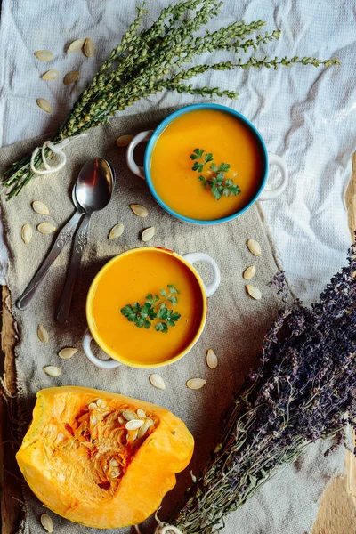 Gachas de calabaza y calabazas sobre mesa de madera negra. Placa de calabaza — Foto de Stock