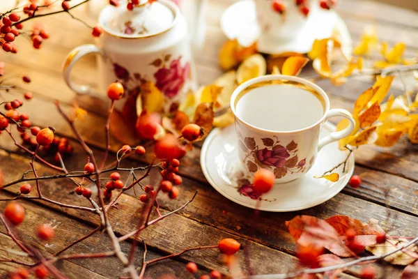 Té en el estilo rústico Chic. Fiesta del té. Té verde en una taza y — Foto de Stock